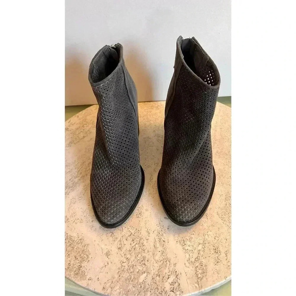 Women's Steve Madden Rumble Perforated Bootie Black Grey Suede Size 8 - Picture 2 of 11